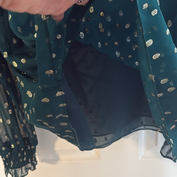 🌟 NWT 🌟 Lilly Pulitzer 🌟 Spruce Green Blouse with Gold Polka Dots 🌟 Small - Picture 7 of 10